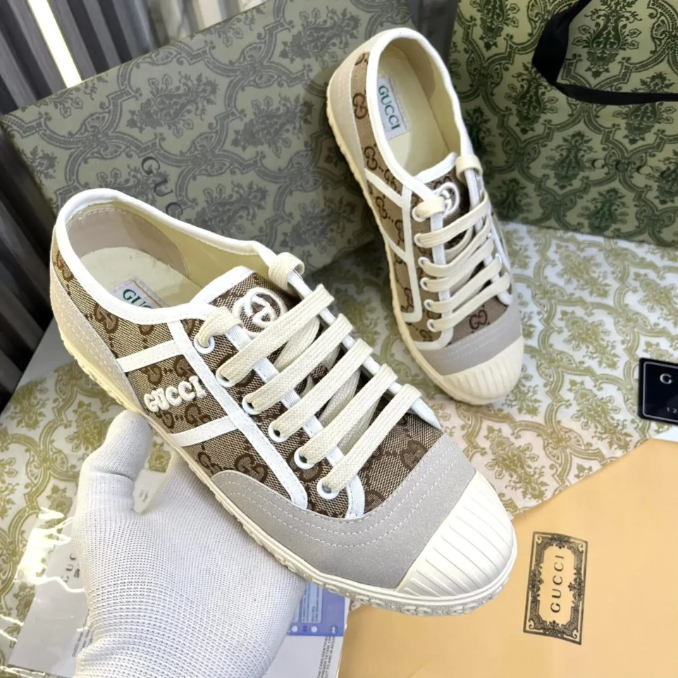 Gucci GG Supreme Canvas Sneaker (40)