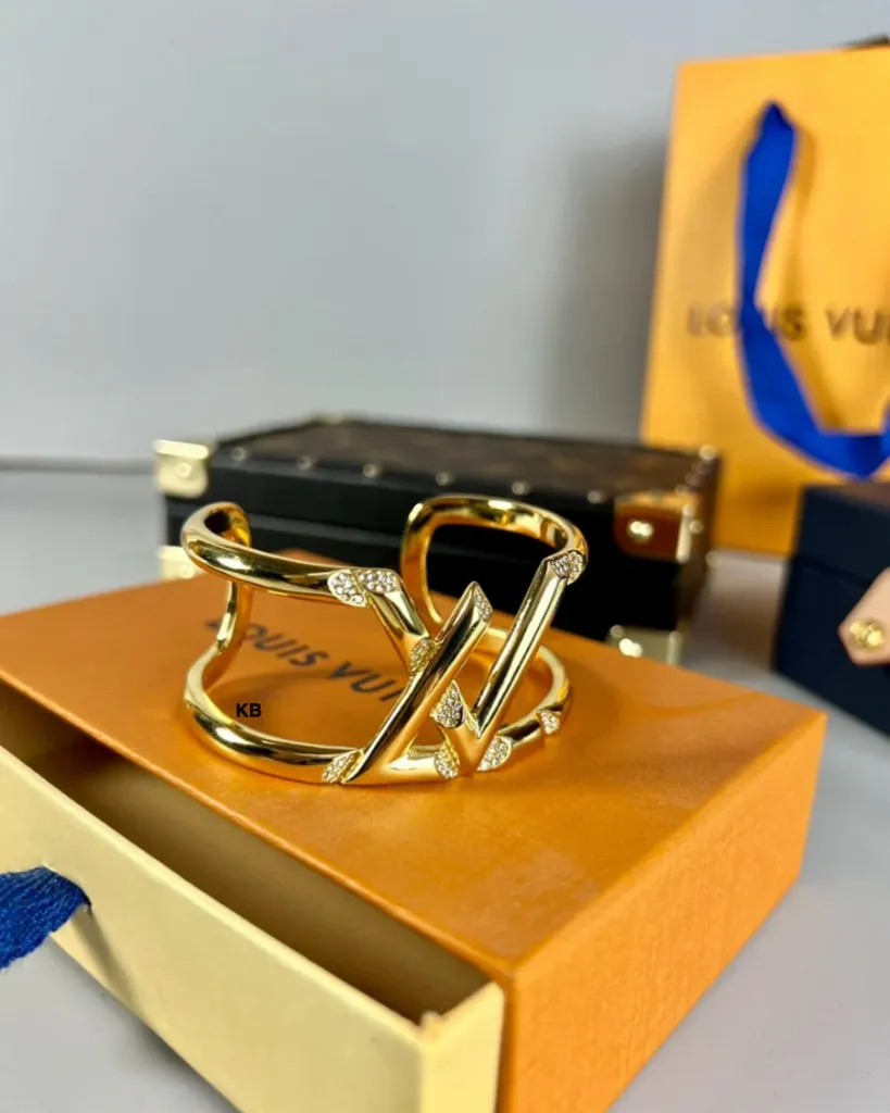 LOUIS VUITTON VOLT ONE CUFF, YELLOW GOLD - DIAMONDS