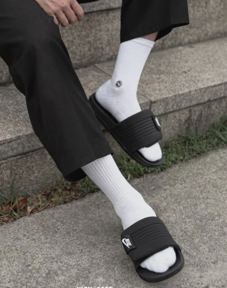 Nike Luxury Men’s Offcourt Slides (Black, 7)